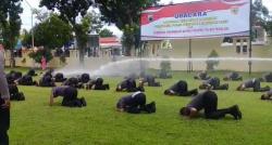 Naik Pangkat, 53 Anggota Polres Pemalang Sujud Syukur saat Disiram Air Water Canon<