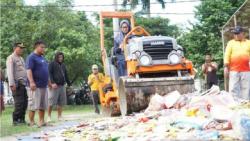 Pemkab Luwu Utara Musnahkan 10.741 Makanan dan Minuman Kedaluwarsa<