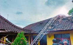 Diterjang Angin Kencang, Belasan Rumah di Gianyar Rusak, Pura Ambruk