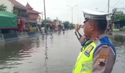 Jalan Raya Kaligawe Masih Terendam Banjir, Arus Lalu Lintas Semarang-Demak Tersendat