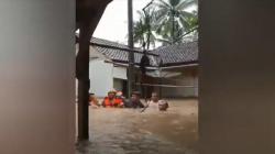 Ngeri, Penampakan Banjir di Pandeglang, Petugas Keliling Rumah Evakuasi Warga