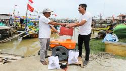 KNP Jabar Beri Bantuan Mesin Kapal untuk Kelompok Nelayan di Tempuran Karawang