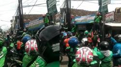 Pengemudi Ojol dan Ojek Pangkalan Berselisih di Pasir Impun Bandung<