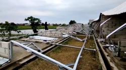 Pasar Dadap Lama di Juntinyuat Indramayu Roboh Diterjang Hujan dan Angin Kencang
