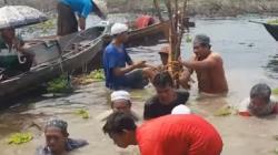 Mengintip Pemakaman Dalam Air di Nagara Kalsel, Jasad Dikubur dengan Peti Lalu Diikat Kayu