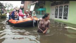 Banjir Pekalongan Masih Tinggi, Warga Beraktivitas dengan Perahu Karet dan Rakit