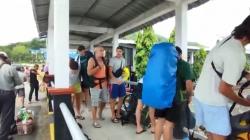Rute Kapal Cepat Ditutup akibat Cuaca Buruk, Penumpang Menumpuk di Pelabuhan Lembar<