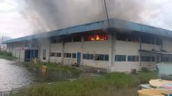 Gudang di Muara Baru Jakut Terbakar, 4 Mobil Pemadam Kebakaran Dikerahkan