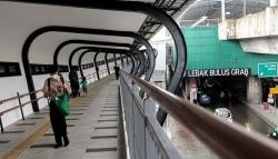 Melewati Sky Bridge Menuju MRT Lebak Bulus yang Baru Dibuka