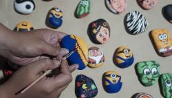 Kerajinan Melukis Batu, Dijual Rp25.000 per Buah