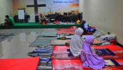  Indahnya Toleransi di Kudus, Pengungsi Korban Banjir Salat di Ruang Aula Gereja