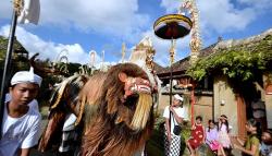 Pemuda Bali Tampilkan Tari Barong saat Tradisi Ngelawang