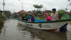 Banjir di Pekalongan Tak Kunjung Surut, Warga Naik Rakit untuk Beraktivitas