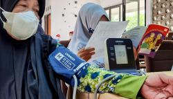 Potret Lansia Periksa Kesehatan Gratis