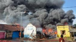 Pasar Besi Tasikmalaya Terbakar, Api Berkobar dan Asap Hitam Membumbung Tinggi<
