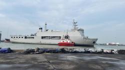 Terobos Cuaca Buruk, KRI Makassar Angkut BBM, Genset hingga Logistik ke Karimunjawa<