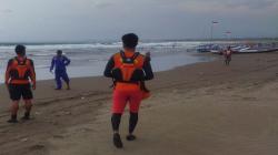 Nekat Berenang saat Cuaca Ekstrem, 2 Wisatawan Terseret Ombak Pantai Pangandaran<