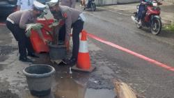 Anggota Polres Blitar Gotong Royong Tambal Jalan Lubang di Sukorejo, Ini Penyebabnya