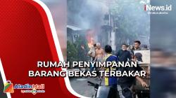 Belasan Unit Mobil Pemadam Kebakaran Dikerahkan dalam Kebakaran Rumah di Surabaya, Jawa Timur