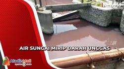 Geger! Air Sungai Wrati di Pasuruan Berubah Warna Merah Darah