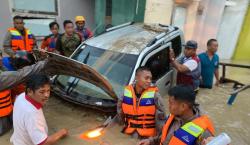 Dramatis, Tim SAR Gabungan Evakuasi Warga Dinar Indah Semarang Terjebak Banjir Bandang 