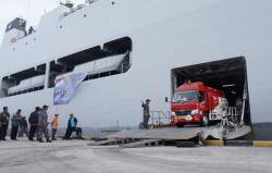  Kapal Perang Pengangkut 100 Kiloliter BBM Tiba, Warga Karimunjawa Lega<