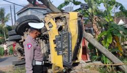Truk di Blitar Oleng Tabrak Pemotor dan Tiang Listrik, 2 Tewas 