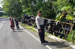 Tak Kuat Menanjak, Truk Tronton Bermuatan Alat Berat Terjun ke Jurang Samben Gunungkidul