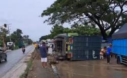  Truk Tronton Terguling di Wonokerto, Arus Lalu Lintas Semarang-Demak Tersendat