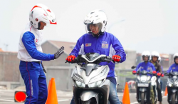 Tips Mengendarai Motor Aman dan Nyaman bagi Wanita
