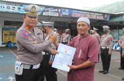 Pasang 2 Kaca Cembung, Ketua RT Raih Penghargaan Pelopor Keselamatan Berlalu Lintas   