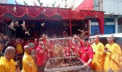 Ritual Tolak Bala Jelang Imlek, Penganut Konghucu di Solo Lepas Burung dan Ikan