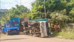 Hindari Lubang, Truk Sawit Terguling di Jalan Lintas Provinsi
