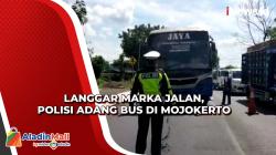 Aksi Polisi Adang Bus yang Nekat Terobos Kemacetan di Mojokerto