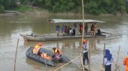 Spontan Tarik Gas Motor, Bocah 3 Tahun Hilang Tercebur ke Sungai Bengawan Solo