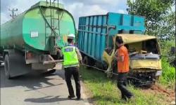 Kronologi Kecelakaan Minibus Tabrak Truk Kelapa Sawit di Jambi, 4 Orang Terluka<