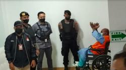 Foto-Foto Lukas Enembe Duduk di Kursi Roda, Pakai Rompi Oranye dengan Tangan Diborgol