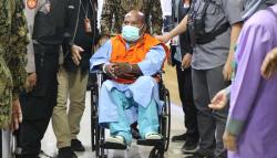 Lukas Enembe Pakai Rompi Tahanan KPK, Diborgol hingga Gunakan Kursi Roda