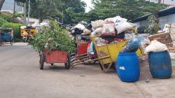 Imbas Akses ke TPA Sarimukti Ambles, Sampah di Cimahi Menggunung Tak Terbuang<