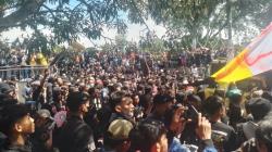 Tuntut Cairkan Dana Stimulan Korban Gempa, Ribuan Warga Geruduk Pendopo Cianjur<