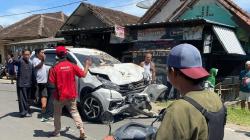 Sopir Kram Kaki saat Nyetir, Minibus Tabrak Pom Bensin Mini dan Warung di Sukabumi<