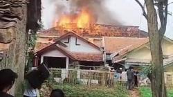 Mess Santri Ponpes Al-Hikmah Cigedogan Purwakarta Terbakar, Santri Berhamburan Keluar<