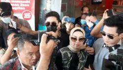 Venna Melinda dan Hotman Paris Serahkan Bukti Medis KDRT ke Polda Jatim <