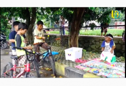 Viral Gara-Gara Sepi Job Ucok Baba Jualan Mainan di Pinggir Jalan, Ada Lato-Lato