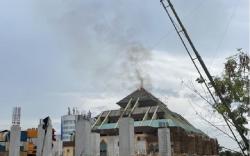 Atap Masjid Agung Batam Terbakar, 6 Mobil Damkar Diterjunkan ke Lokasi