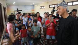  Viral Pengungsi Banjir Salat di Aula Gereja, Ganjar Terharu atas Kebersamaan Warga Kudus <
