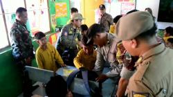 Petugas Gabungan Majalengka Razia Lato-Lato di Sekolah Dasar<