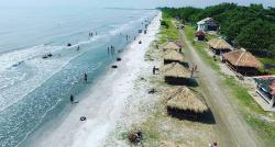 Ide Piknik di Lampung, Asyik Bersantai di Pantai Karang Mas, Ada Apa Saja? 