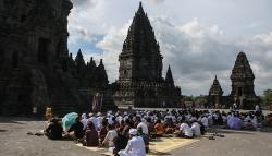 Ratusan Umat Hindu Sembahyang Hari Raya Kuningan di Candi Prambanan