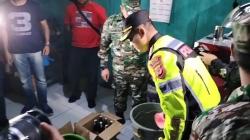 Petugas Gabungan Gerebek Warung Miras Berkedok Jual Sabun di Bandung<